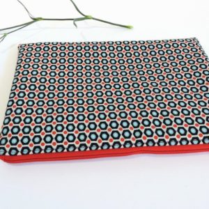 Devant de la Grande trousse / pochette molletonnée en coton Petit Pan blanc à motif géométrique rouge, noir et turquoise et en coton turquoise uni.