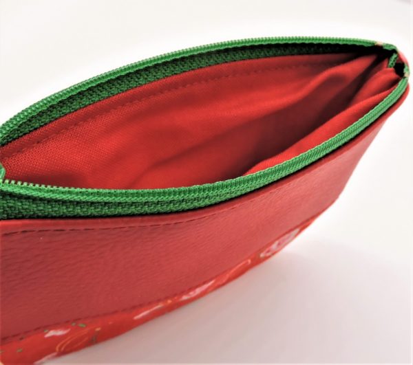 Intérieur du porte monnaie en simili cuir rouge et en coton "Petit Pan" rouge à fleurs roses et vertes.