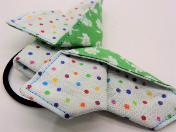 elastique-pour-cheveux-avec-papillon-en-origami-a-pois-multicolores