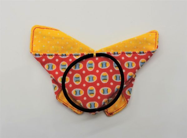 elastique-pour-cheveux-avec-papillon-en-origami-en-cotons-petit-pan-rouge-a-motifs-et-jaune-a-pois