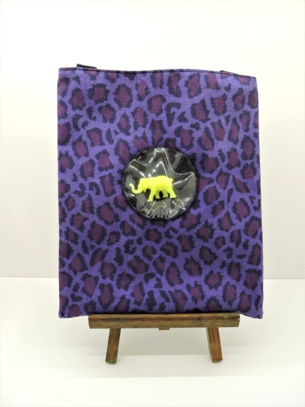 Tote bag, sac cabas, sac à livres kitsch, à imprimé léopard violet, prune et noir. Hublot transparent avec éléphant jaune. 100% fait main en France. Pièce originale et unique.1