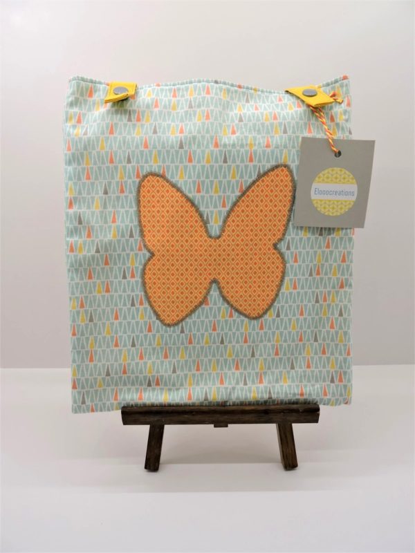  Tote bag / sac cabas / sac à livres pour enfant en coton céladon à motifs géométrique de triangles  et avec un appliqué "papillon" orange . Pièce unique 100% fait main en France!1