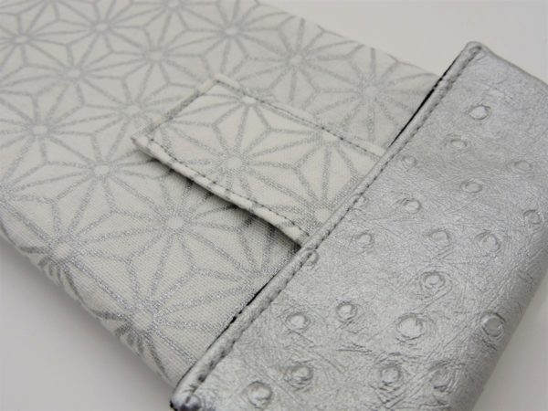 Détail de l'Etui à lunettes ou à smartphone molletonné, en coton japonais blanc à  motif d'étoiles argentées et simili cuir argenté texturé.