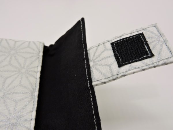 Intérieur de l'Etui à lunettes ou à smartphone molletonné, en coton japonais blanc à  motif d'étoiles argentées et simili cuir argenté texturé.
