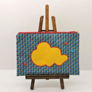 Devant de la Grande trousse "nuage" pour enfant en coton "Petit Pan" turquoise à motif de fleurs bleues, rouges et jaunes.