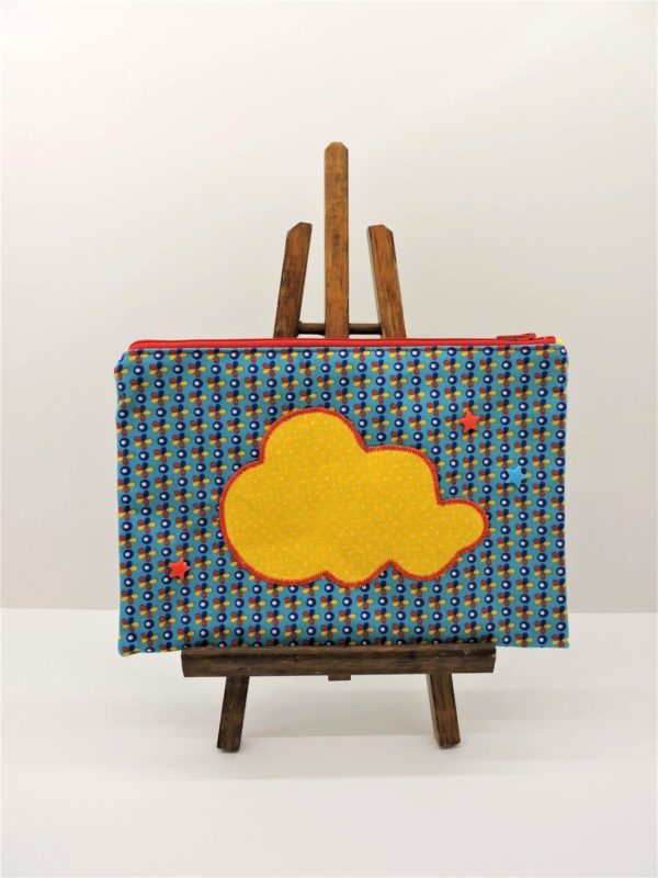 Devant de la Grande trousse "nuage" pour enfant en coton "Petit Pan" turquoise à motif de fleurs bleues, rouges et jaunes.