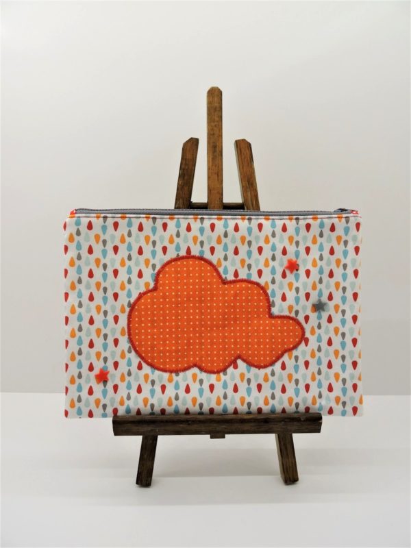 Grande trousse "nuage" pour enfant en coton blanc à motif de goutte d'eau orange, rouge, turquoise, bleu givré et grise.1