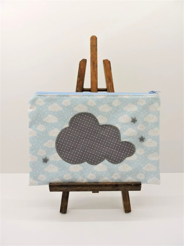 Grande trousse "nuage" pour enfant en coton bleu ciel à imprimé de nuages et de pluie blancs.1