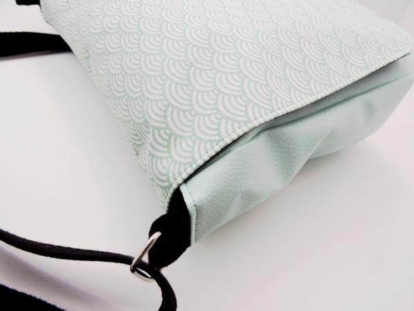 Grand sac besace bandoulière en simili cuir bleu givré et coton japonais2