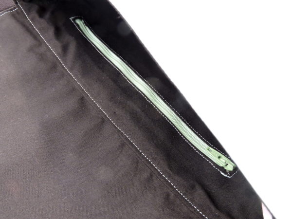 Grand sac besace bandoulière en simili cuir bleu givré et coton japonais3