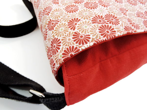 Grand sac besace bandoulière en velours côtelé rouge et coton japonais à fleurs2